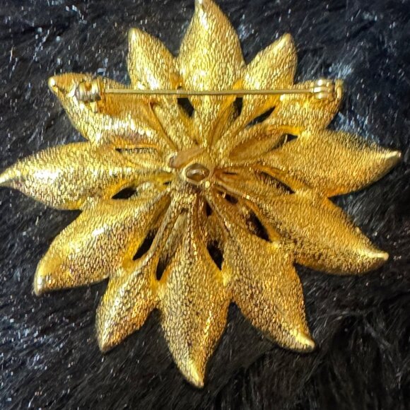 Vintage Red Enamel Flower Brooch Pin Gold Plated Jewelry - Picture 3 of 4